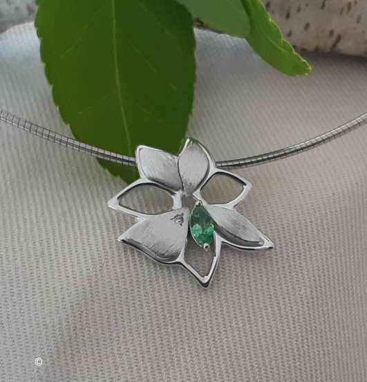 Pendentif Petite Fleur Tsavorite Et Diamant